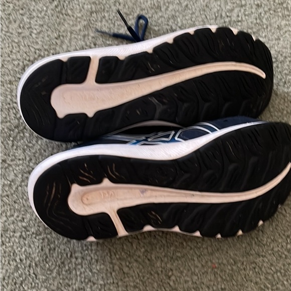 Youth ASICS SIZE 5.5 - Picture 3 of 4